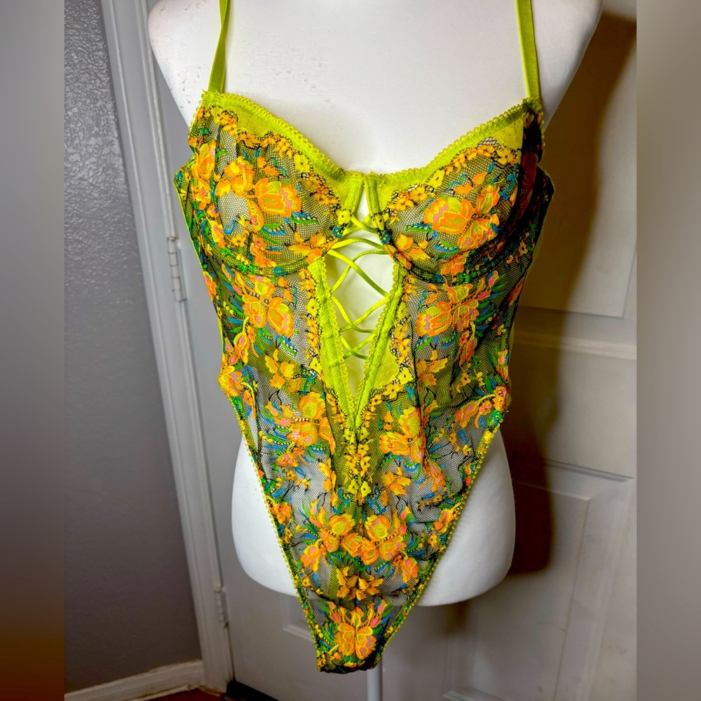 Savage fenty | NWOT sz med. sweetheart Lace thong teddy. Neon bodysuit
